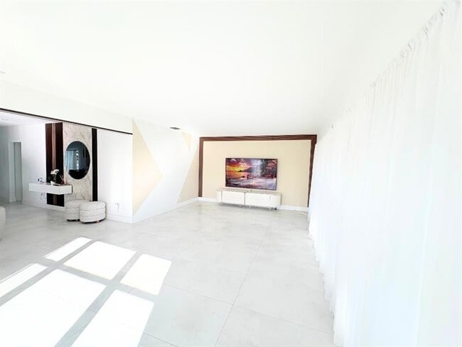 Building Photo - 751 Hollywood Blvd