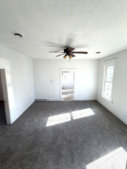 Building Photo - 731 W 4th St