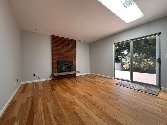 Building Photo - Cozy Woodinville Rambler waiting for its n...
