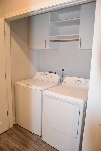 Building Photo - Room in Townhome on Castellan Dr