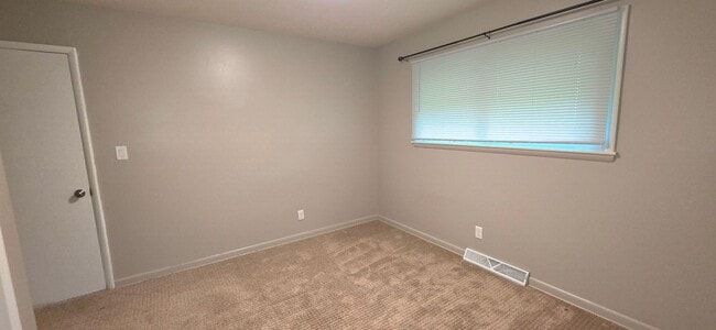 Building Photo - Beautiful 3 bedroom 2 bath! Southeast! $1295