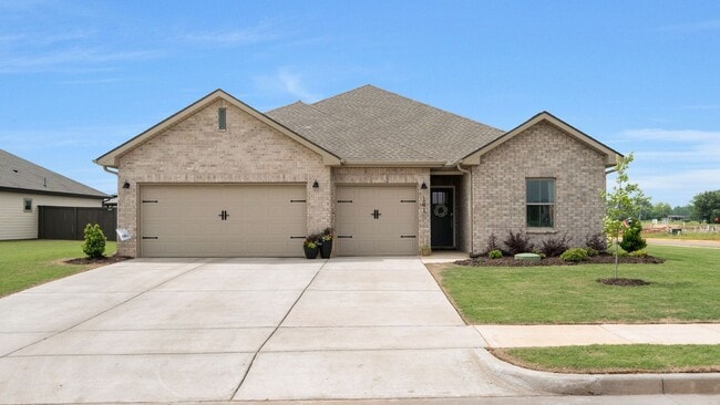 Building Photo - Like-new 4BR/3BA home in desirable St. Cla...
