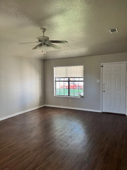 Building Photo - 2103 Agate Dr