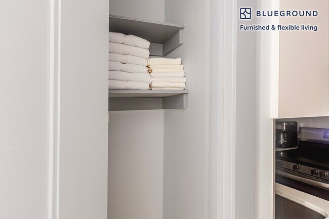 Building Photo - 161 W 54th St