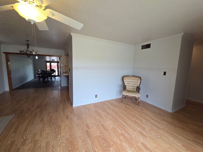 Building Photo - Well Maintained - 2 bedroom home in great area.