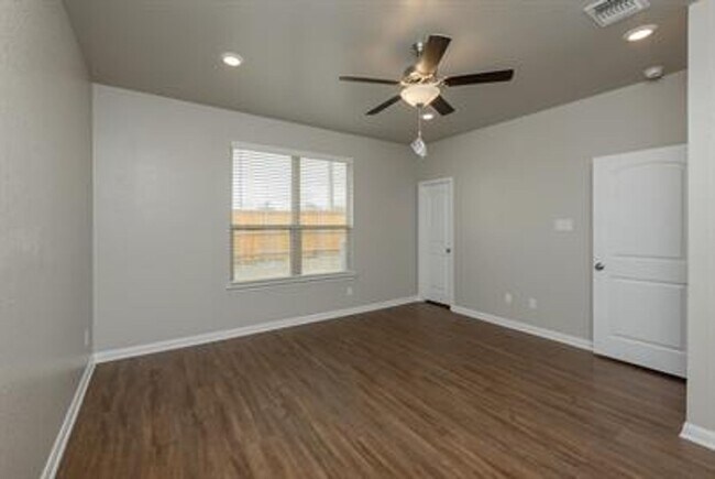 Building Photo - Bright & Cozy Duplex