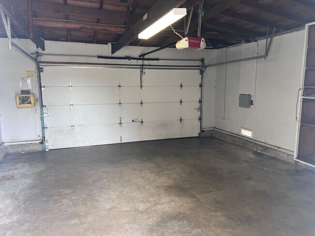 Building Photo - 3bd/1ba SFH WITH LARGE FENCED YARD, 2 CAR GARAGE, IN DESIRABLE NEIGHBORHOOD!!!