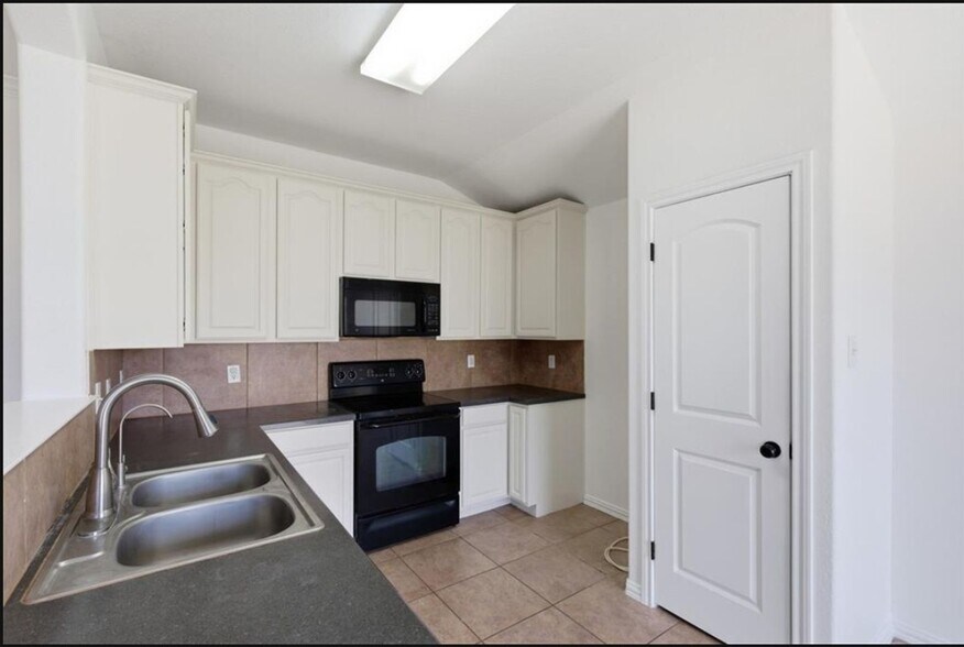 Building Photo - 1613 Grassy View Dr