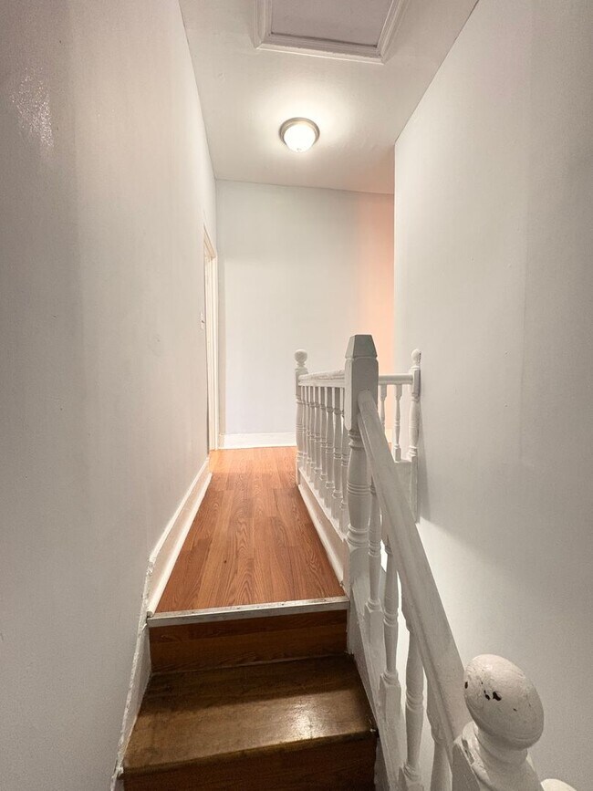 Building Photo - Charming 3-Bedroom Townhome with Classic C...