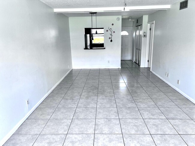 Building Photo - 9851 Sandalfoot Blvd
