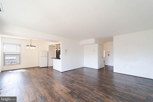 Building Photo - 37 Canterbury Square