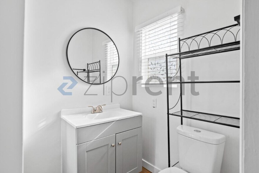 Building Photo - Unit 1