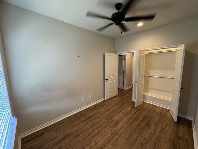 Building Photo - 5670 Shadowbend Cir N