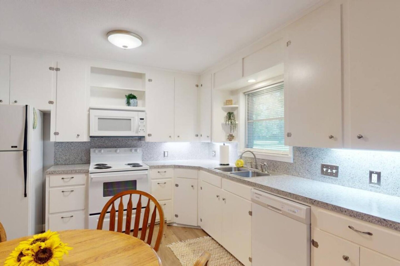 Building Photo - 118 Miller St