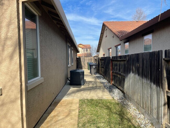 Building Photo - Large, Clean, Neat 3 Bedroom, 2 Bathroom 1900 sqft. Anatolia Home for Lease.