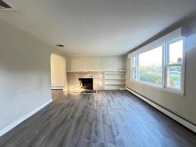 Building Photo - 135 S Pierce Rd