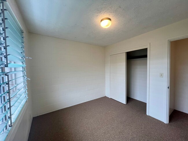 Building Photo - 272 Kapiolani St