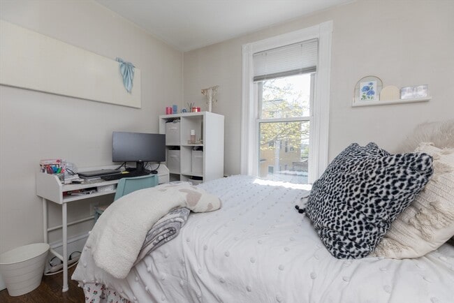 Building Photo - 420 E 6th St