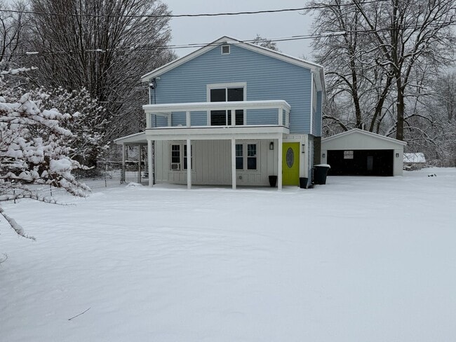 Building Photo - Gorgeous Newly Renovated 4 BR, 2 BA on .71 acres