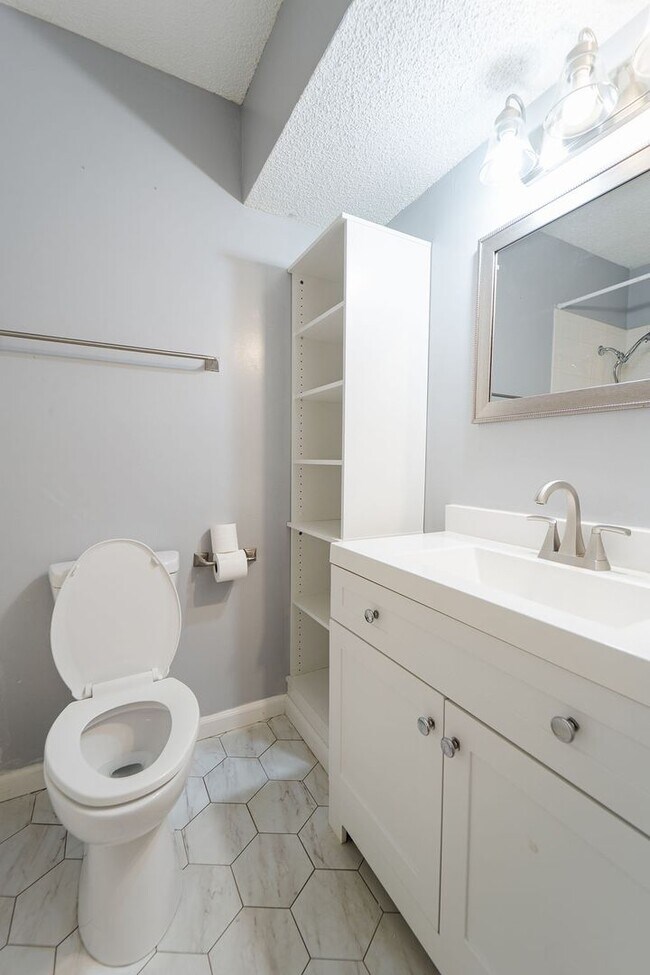 Building Photo - 26 Orantes Pl
