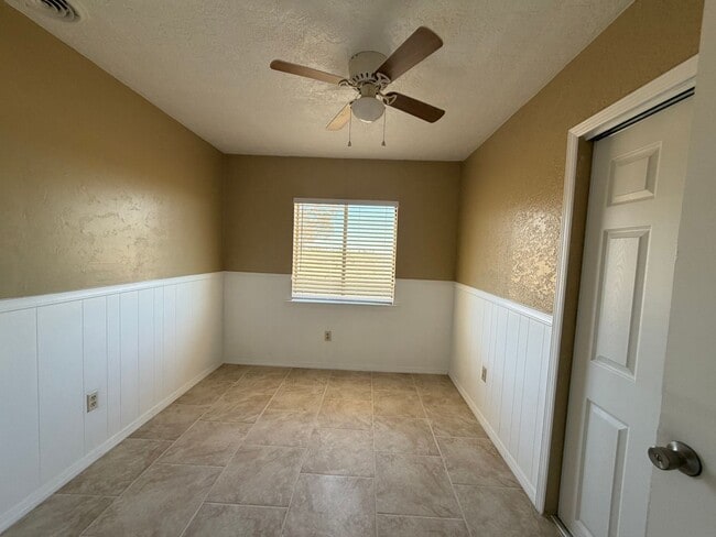 Building Photo - Spacious 4/2 in the Country / Horses ok