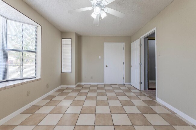 Building Photo - 875 Plainview Dr