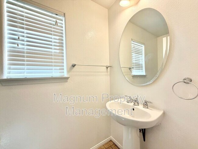Building Photo - 28853 Sarasota Way