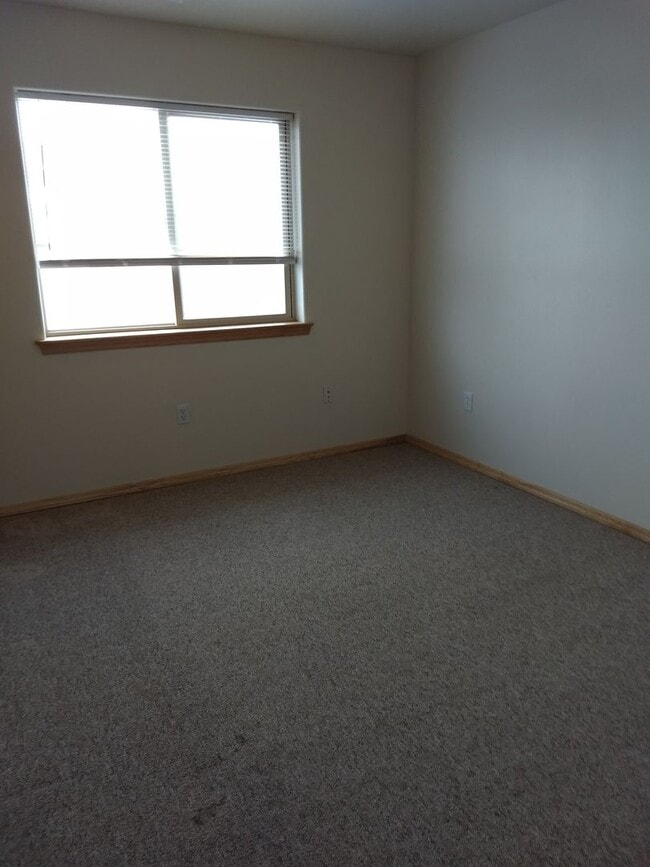Building Photo - 905 E Riggs St