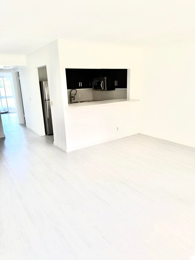 Building Photo - 319 Newport V