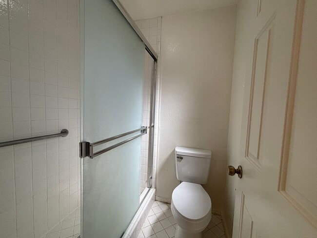 Building Photo - SPACIOUS 3 BEDROOM TOWNHOME FOR RENT IN DO...