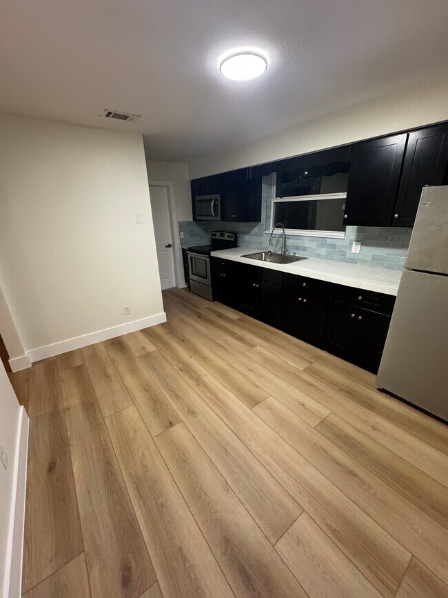 Building Photo - 6070 Longchamp Dr