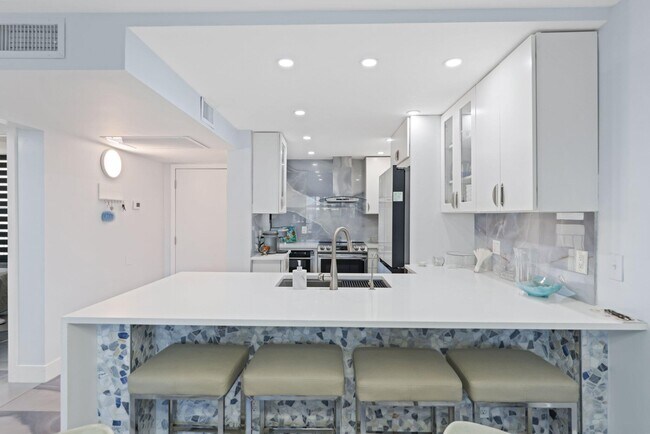 Building Photo - 12 Royal Palm Way