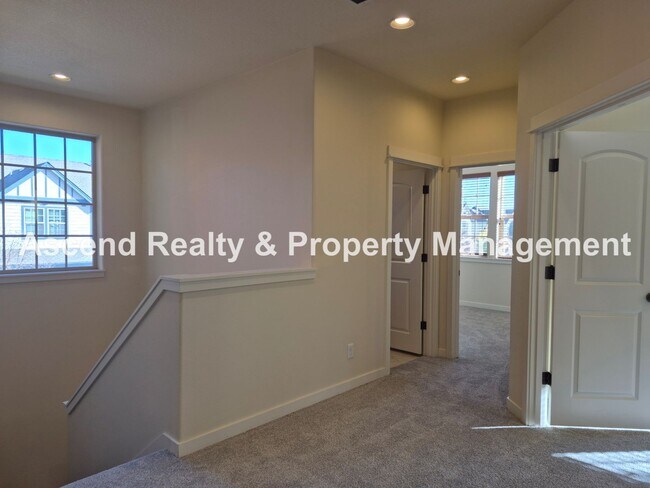 Building Photo - Available Immediately Minutes to Orenco Sh...