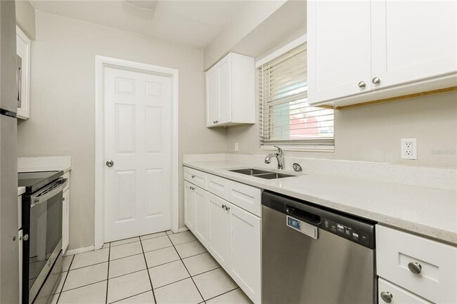 Building Photo - 5801 Abercorn Dr