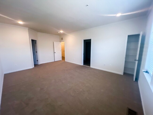 Building Photo - Luxurious 3 Bed 3.5 Bath Townhome In Vibra...