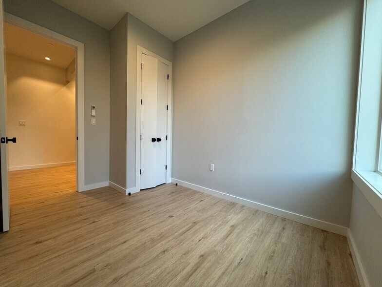 Building Photo - 23 Eldert St
