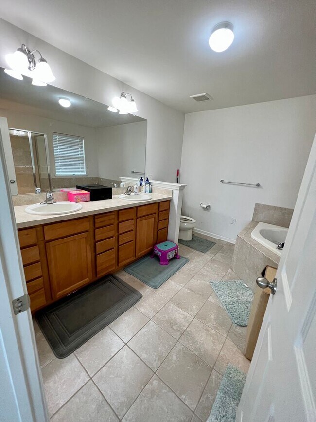 Building Photo - Beautiful 3-Bedroom End Townhouse in Royersford! Available mid-June!