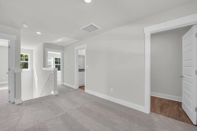 Building Photo - 121 S Grassland Rd