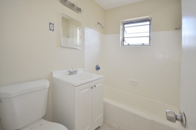 Building Photo - 4 Bed 2.5 Bath Single Family Home for Rent...
