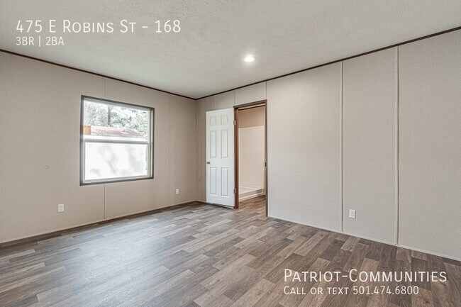 Building Photo - 475 E Robins St