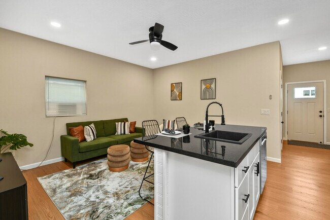 Primary Photo - 1220 E Pacific St