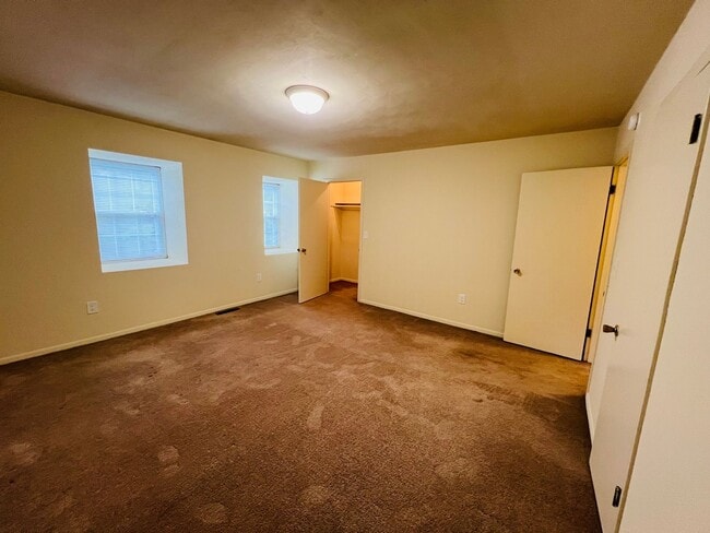 Building Photo - 2 Bedroom, 1.5 Bath Townhouse