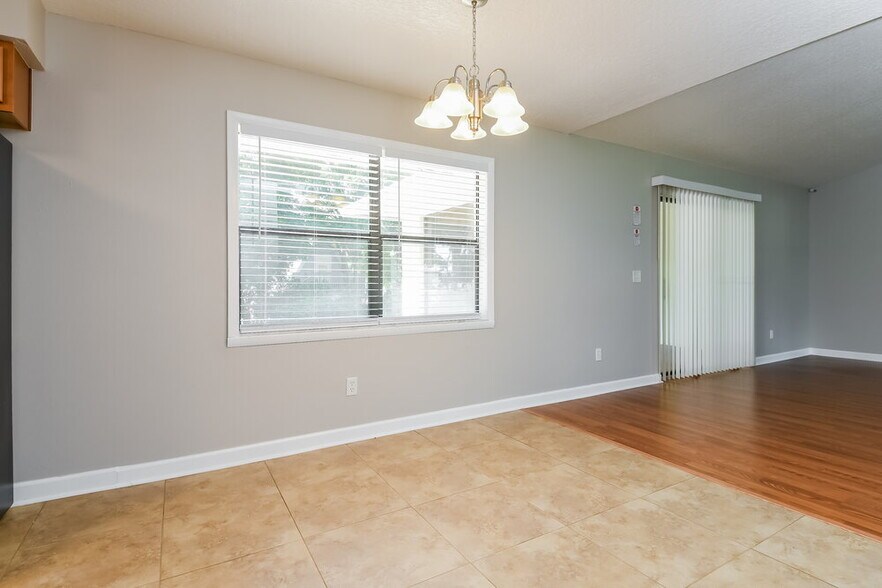 Building Photo - 10416 Calle De Flores Dr