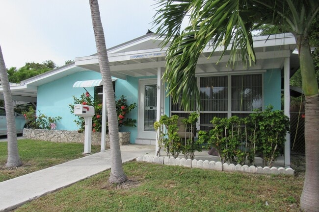 Building Photo - Single Family Home with Private Pool - 2 Bedroom plus bonus room!