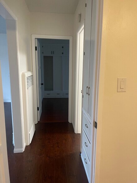 HALLWAY - 8991 Burke Ave