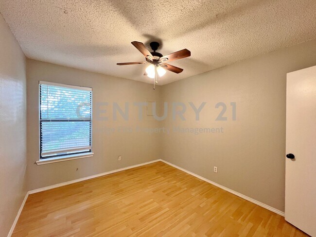 Building Photo - 104 Woodie Way