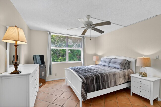 Building Photo - 1810 New Palm Way