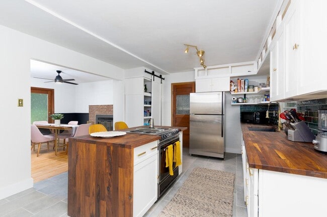 Building Photo - 376 Crown Point