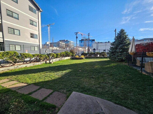 Building Photo - Cherry Creek Beautiful and Bright 1 Bed 1 Bath Condo