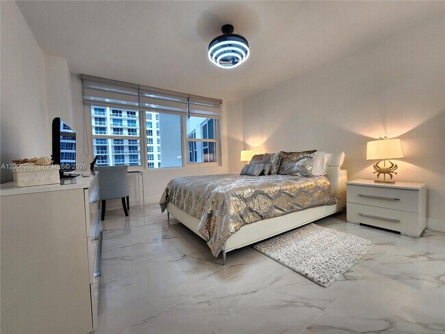 Building Photo - 3505 S Ocean Dr